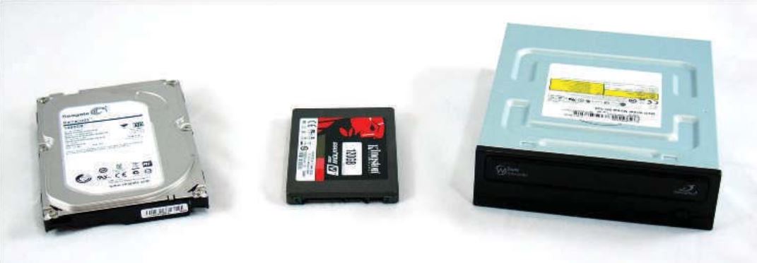 تصویری از یک‌هارد مکانیکی، حافظه SSD و یک DVD-ROM
